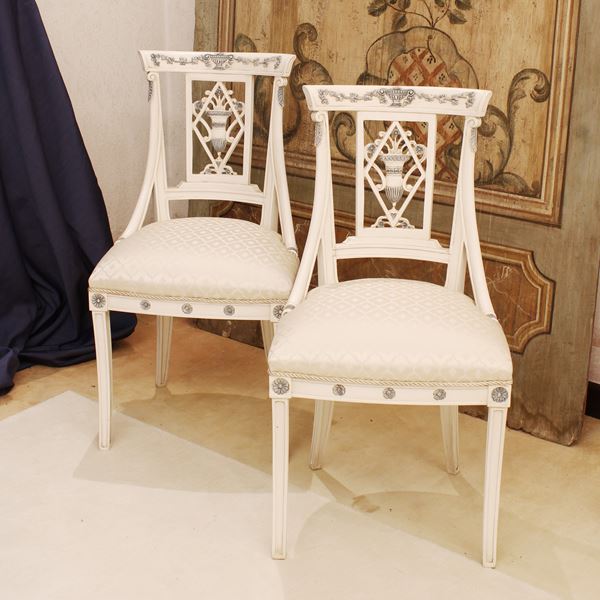 ♦ Coppia di sedie in legno laccato