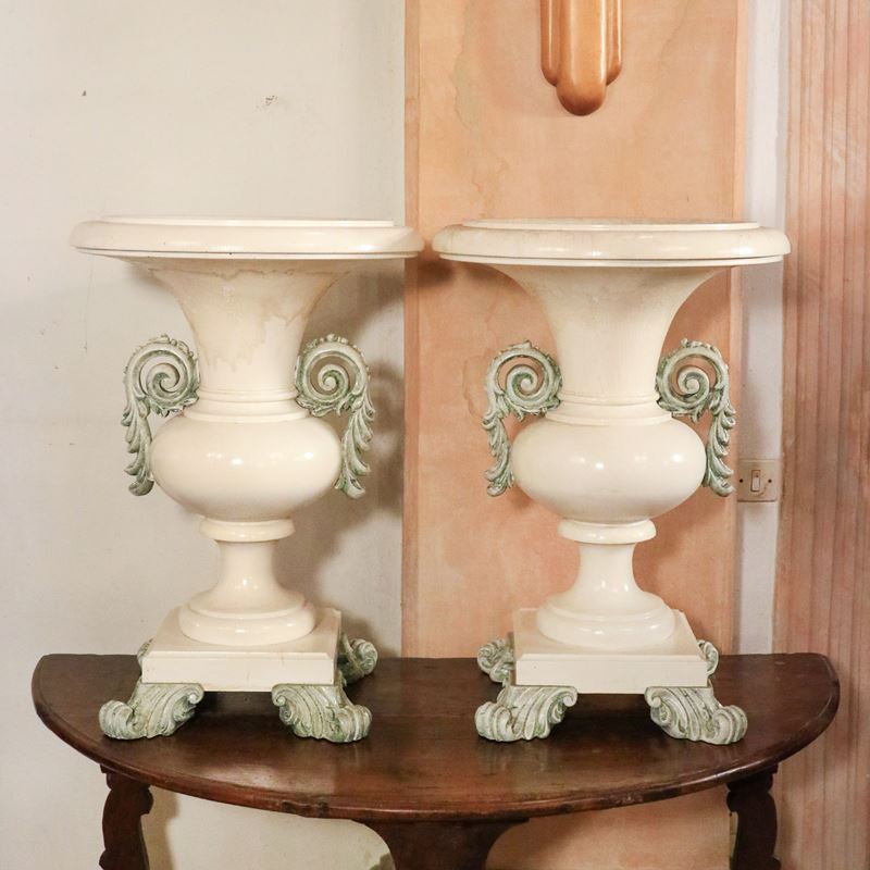 ♦ Coppia di vasi in legno laccato  (Italia, XX sec.)  - Asta Gli Arredi di Villa "Le Marchesane" - San Luca Casa d'Aste