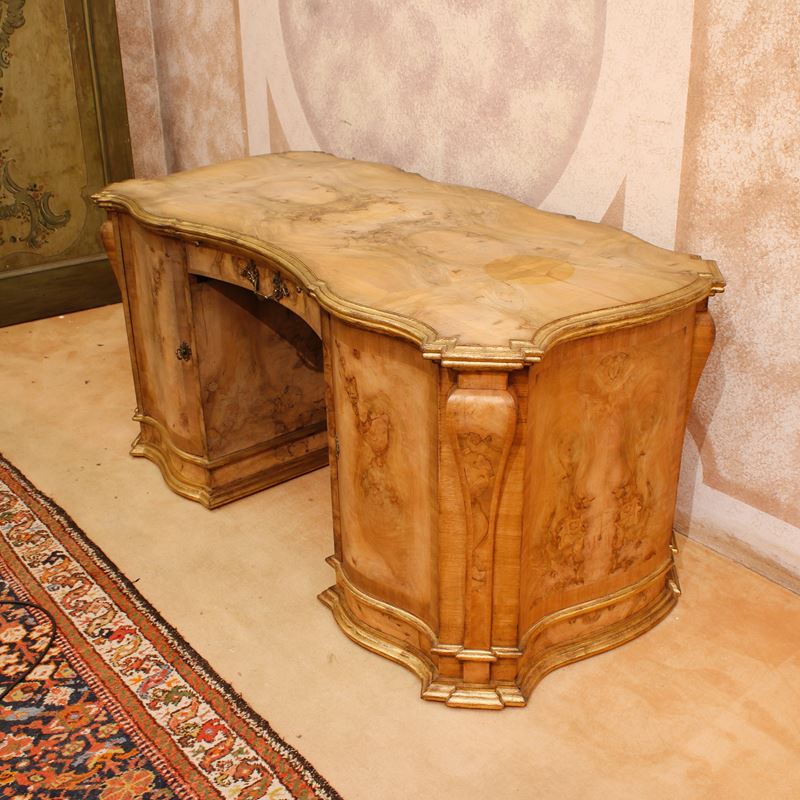 ♦ Scrivania in olivo  (Italia, XX sec.)  - Asta Gli Arredi di Villa "Le Marchesane" - San Luca Casa d'Aste