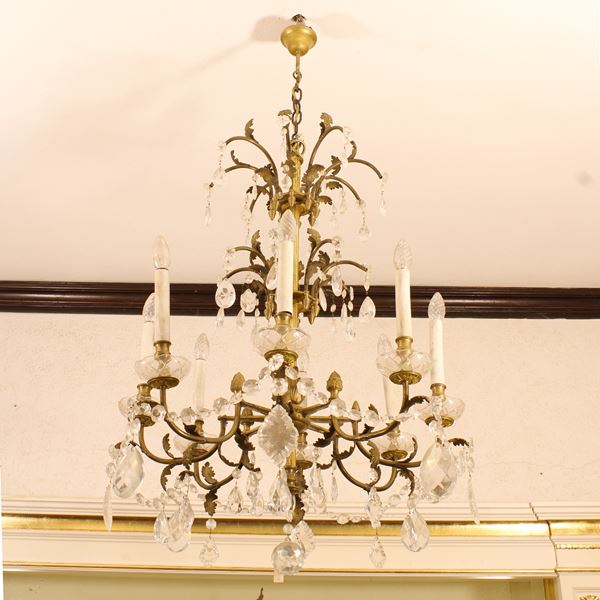 Lampadario a otto luci in bronzo dorato