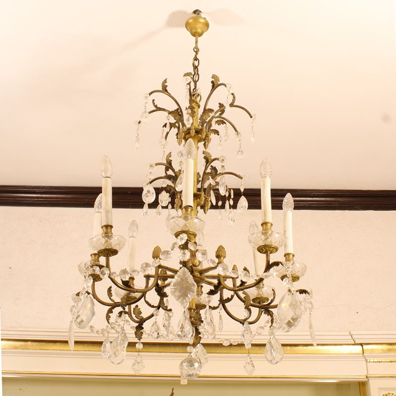 Lampadario a otto luci in bronzo dorato  (Italia, XX sec.)  - Asta Gli Arredi di Villa "Le Marchesane" - San Luca Casa d'Aste