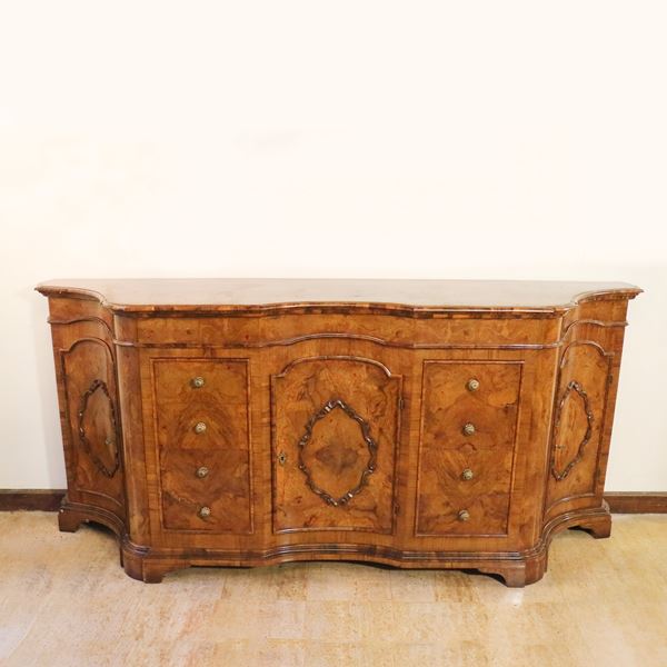 ♦ Credenza scantonata in noce
