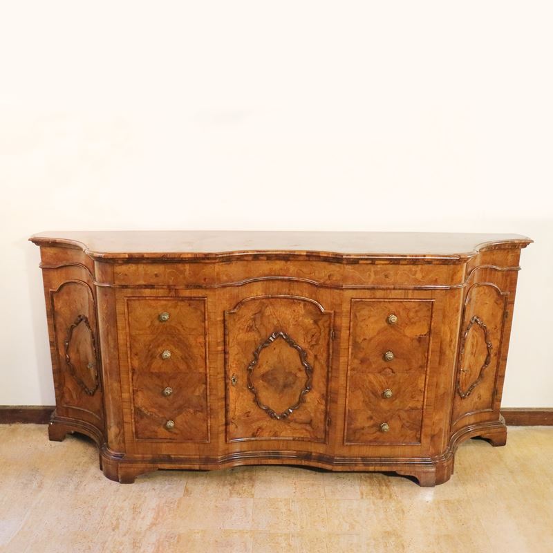 ♦ Credenza scantonata in noce  (Italia, XX sec.)  - Asta Gli Arredi di Villa "Le Marchesane" - San Luca Casa d'Aste