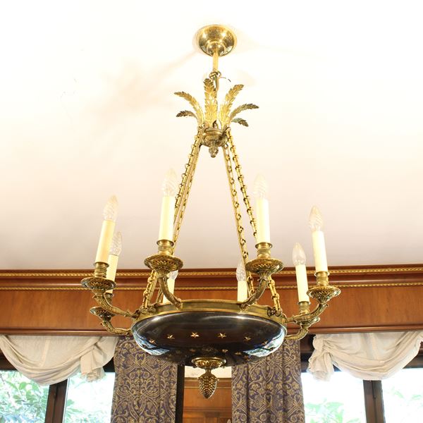 Lampadario a otto luci in bronzo dorato e verniciato