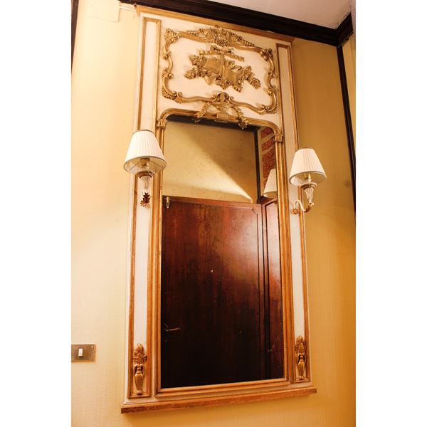 ♦ Specchiera in legno laccato e dorato
