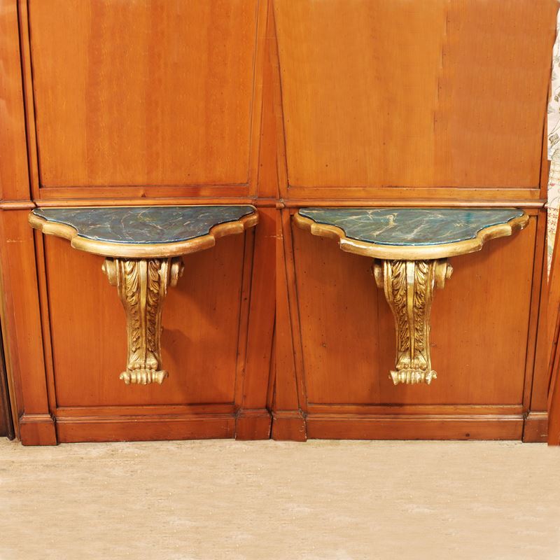 ♦ Coppia di consolles in legno laccato e dorato  (Italia, XX sec.)  - Asta Gli Arredi di Villa "Le Marchesane" - San Luca Casa d'Aste