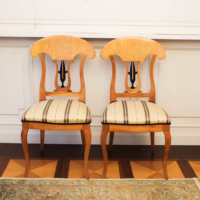 ♦ Coppia di sedie in stile Biedermeier  (Italia, XX sec.)  - Asta Gli Arredi di Villa "Le Marchesane" - San Luca Casa d'Aste