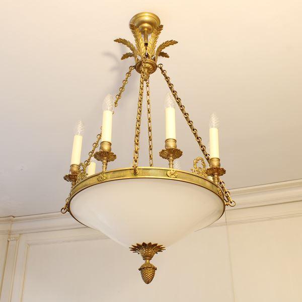 Lampadario a otto luci in bronzo e vetro opalino