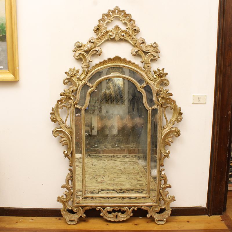 ♦ Specchiera in legno argentato  (Italia, XX sec.)  - Asta Gli Arredi di Villa "Le Marchesane" - San Luca Casa d'Aste
