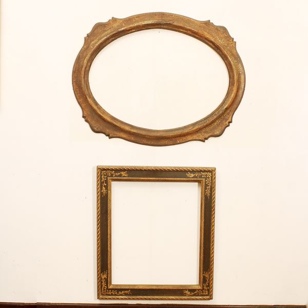 Due specchiere in legno laccato e dorato