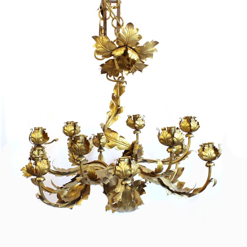 Lampadario a dodici luci in bronzo  (Italia, XX sec.)  - Asta Gli Arredi di Villa "Le Marchesane" - San Luca Casa d'Aste