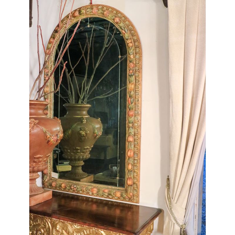 ♦ Grande specchiera in legno laccato in policromia  (Italia, XX sec.)  - Asta Gli Arredi di Villa "Le Marchesane" - San Luca Casa d'Aste