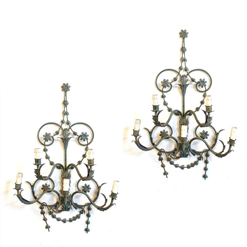 Coppia di appliques a cinque luci in ferro battuto  (Italia, XX sec.)  - Asta Illuminazione e decorazione per interni - San Luca Casa d'Aste