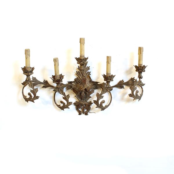 Coppia di appliques a cinque luci in metallo dorato