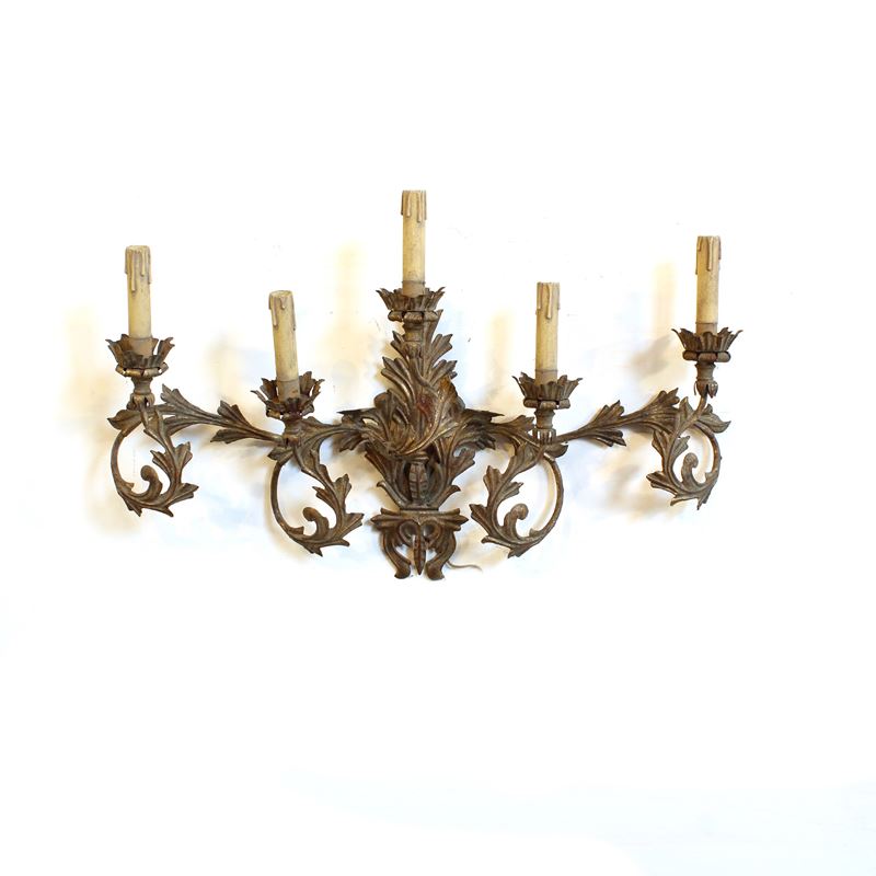 Coppia di appliques a cinque luci in metallo dorato  (Italia, XX sec.)  - Asta Illuminazione e decorazione per interni - San Luca Casa d'Aste