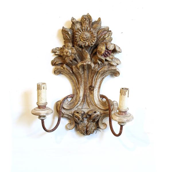 Applique a due luci in legno laccato