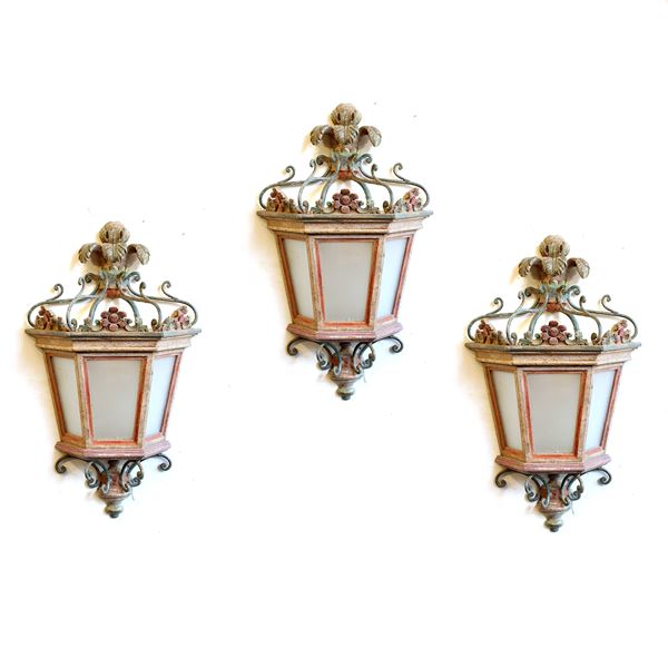 Tre appliques in legno e ferro laccato