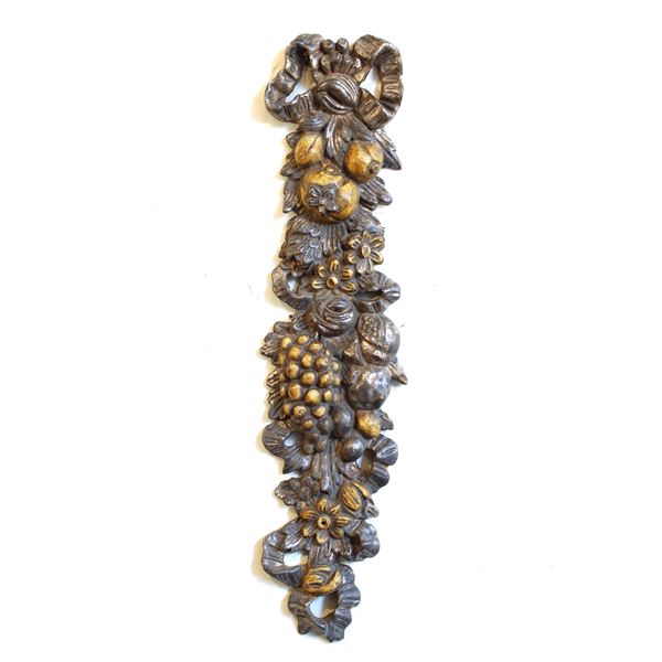Fregio in legno argentato e laccato