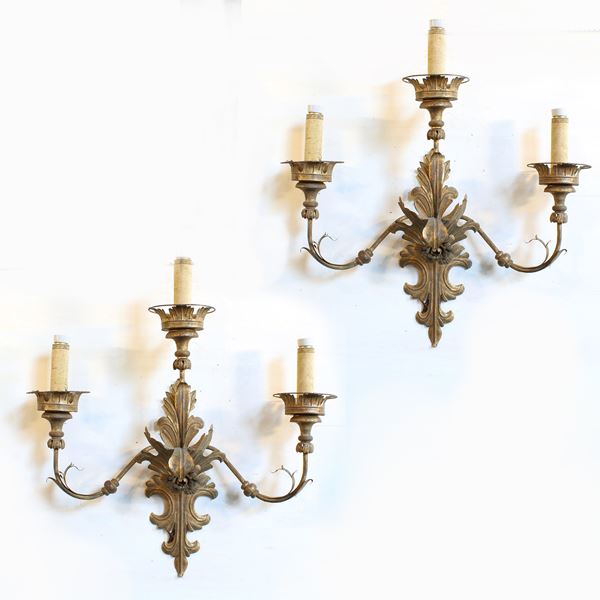 Coppia di applique a tre luci in metallo dorato