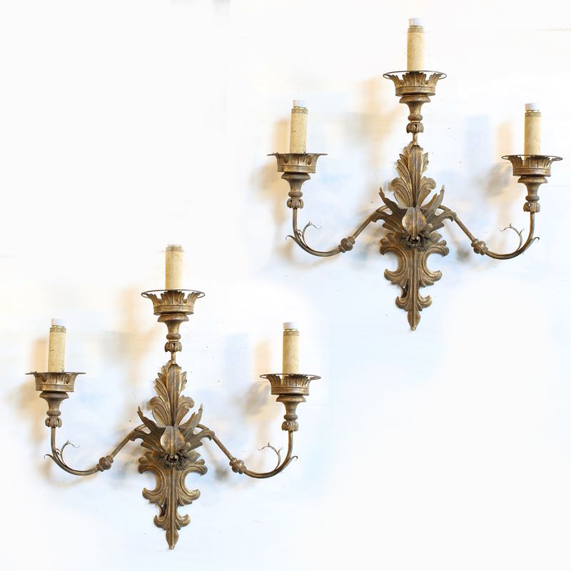 Coppia di applique a tre luci in metallo dorato  (Italia, XX sec.)  - Asta Gli Arredi di Villa "Le Marchesane" - San Luca Casa d'Aste