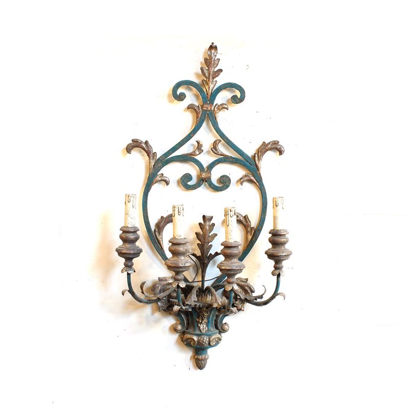Applique a quattro luci in legno e ferro battuto  (Italia, XX sec.)  - Asta Illuminazione e decorazione per interni - San Luca Casa d'Aste