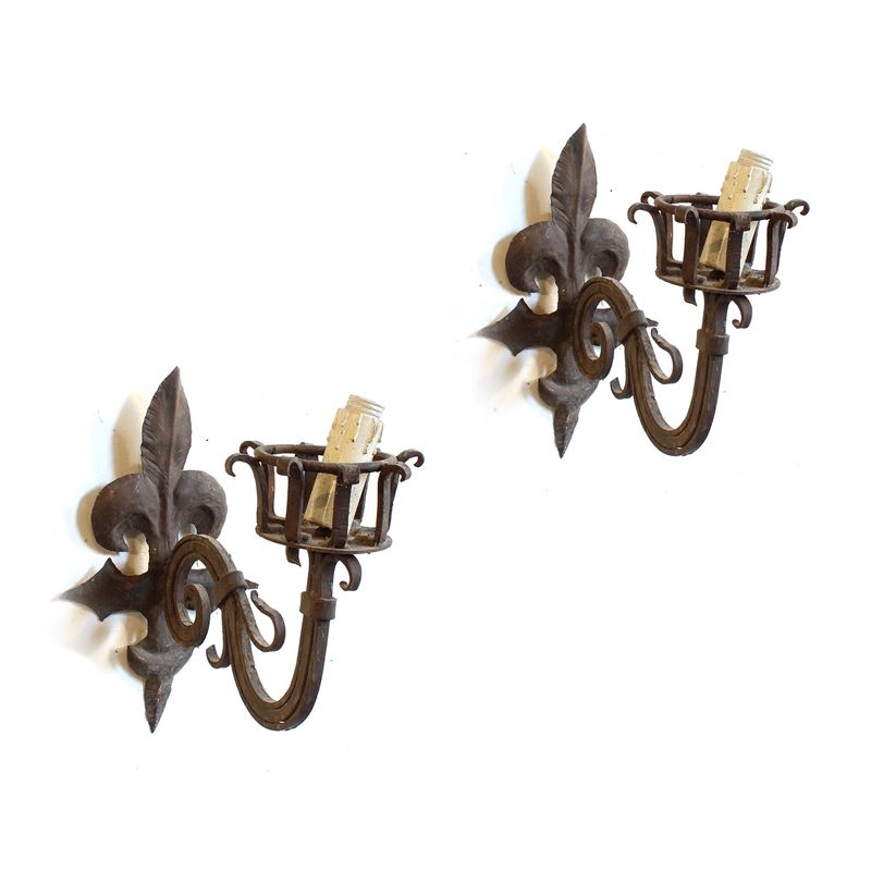 Coppia di applique in ferro battuto  (Italia, XX sec.)  - Asta Illuminazione e decorazione per interni - San Luca Casa d'Aste