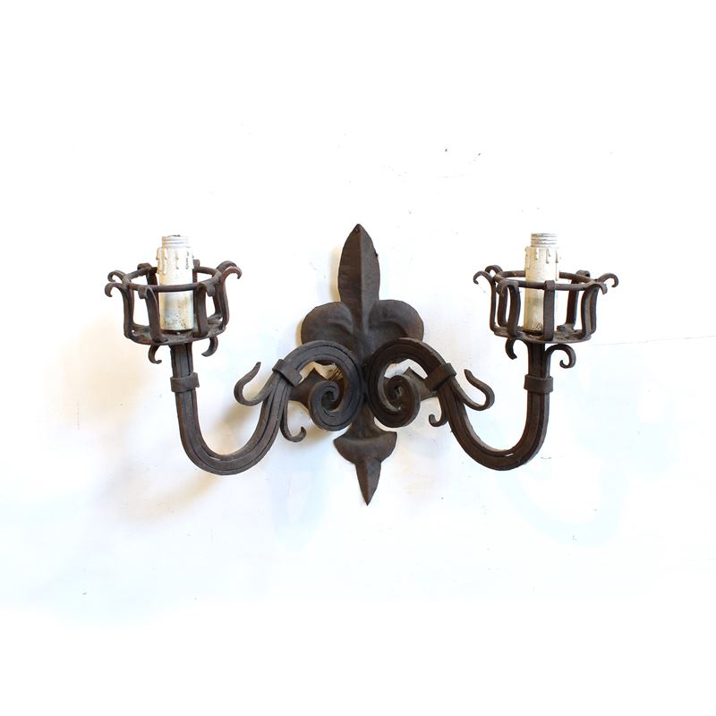 Applique a due luci in ferro battuto  (Italia, XX sec.)  - Asta Illuminazione e decorazione per interni - San Luca Casa d'Aste