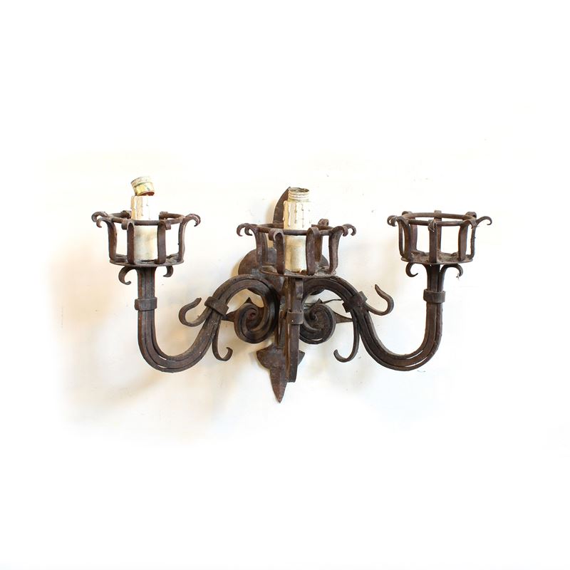 Applique a tre luci in ferro battuto  (Italia, XX sec.)  - Asta Illuminazione e decorazione per interni - San Luca Casa d'Aste