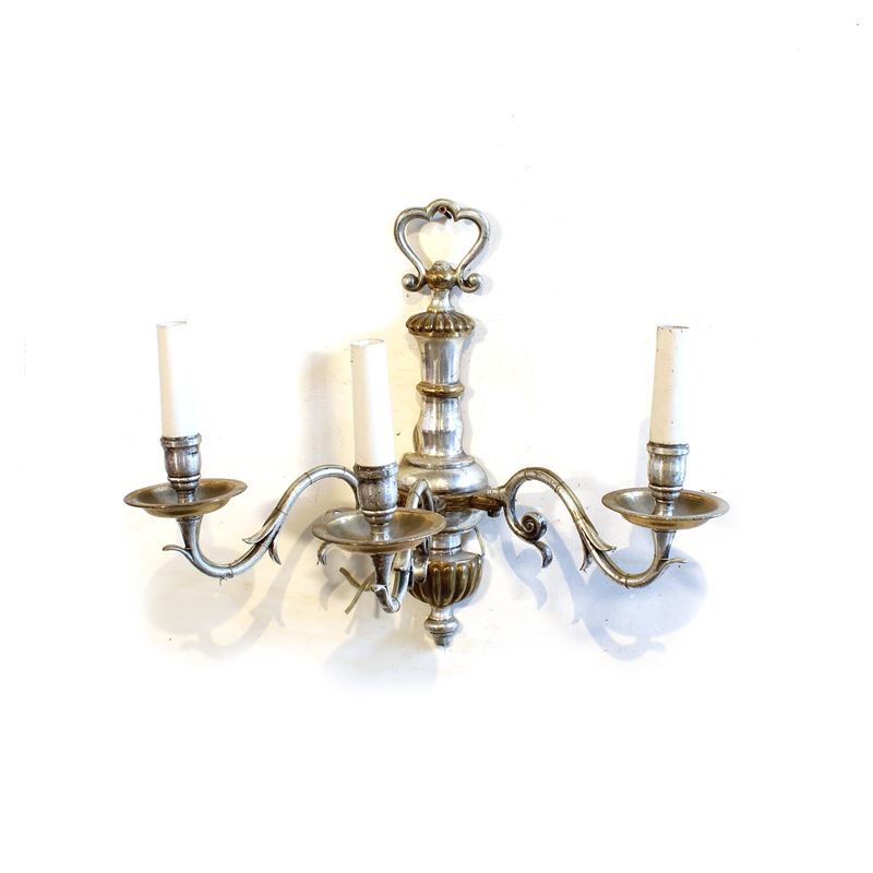 Applique a tre luci in metallo argentato e dorato  (Italia, XX sec.)  - Asta Illuminazione e decorazione per interni - San Luca Casa d'Aste