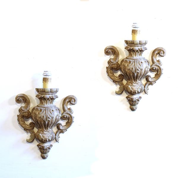 Coppia di appliques in legno laccato