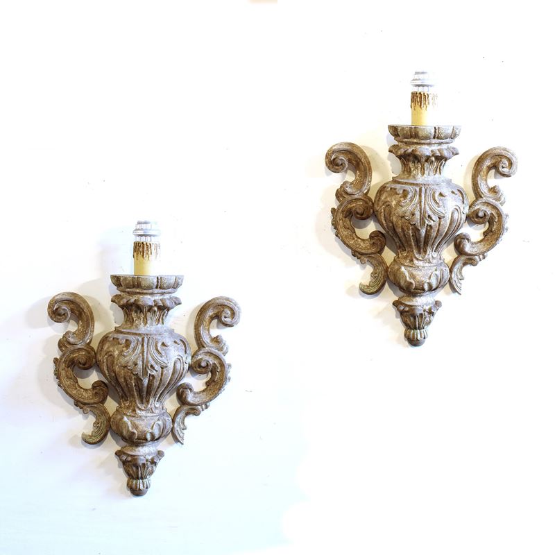 Coppia di appliques in legno laccato  (Italia, XX sec.)  - Asta Illuminazione e decorazione per interni - San Luca Casa d'Aste