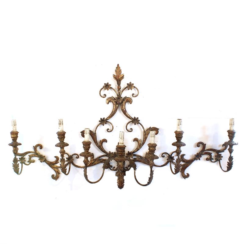 Applique a sette luci in metallo dorato  (Italia, XX sec.)  - Asta Illuminazione e decorazione per interni - San Luca Casa d'Aste