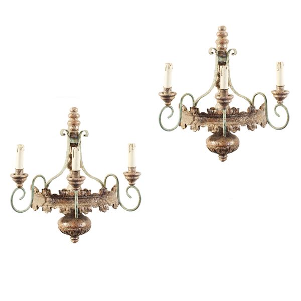 Coppia di appliques a tre luci in legno e ferro battuto