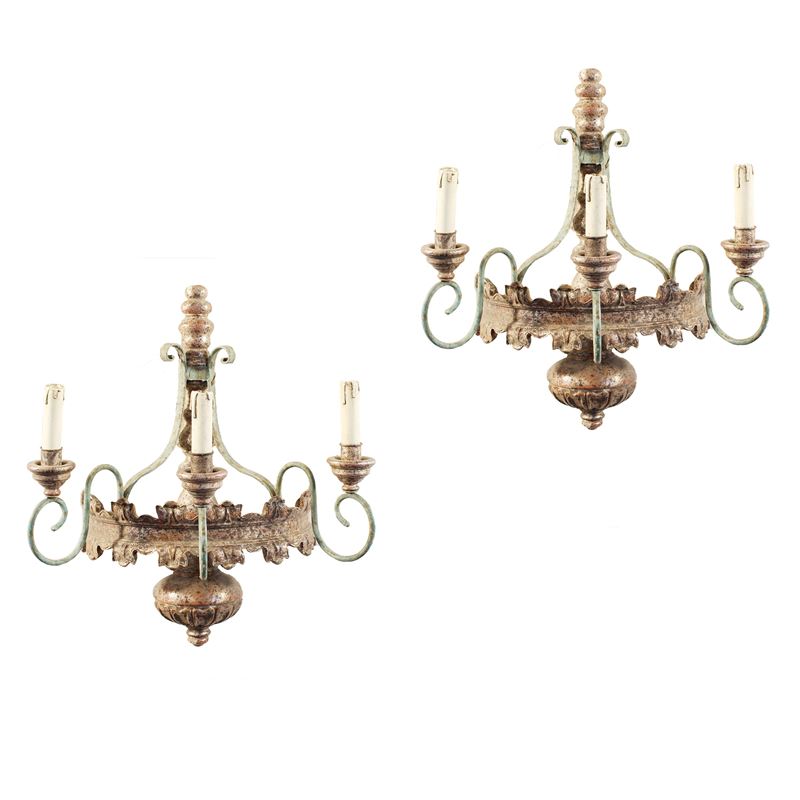Coppia di appliques a tre luci in legno e ferro battuto  (Italia, XX sec.)  - Asta Illuminazione e decorazione per interni - San Luca Casa d'Aste