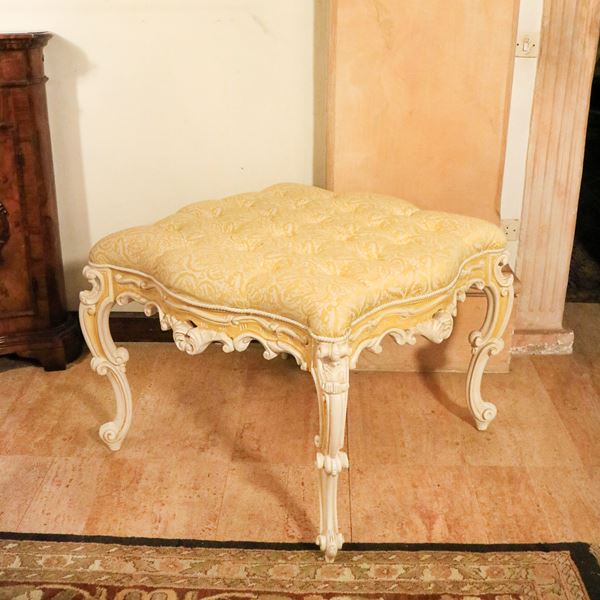 ♦ Pouff in legno laccato