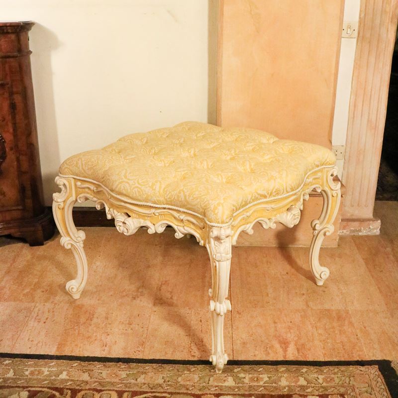 ♦ Pouff in legno laccato  (Italia, XX sec.)  - Asta Gli Arredi di Villa "Le Marchesane" - San Luca Casa d'Aste