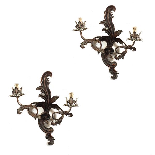 Coppia di appliques a due luci in metallo