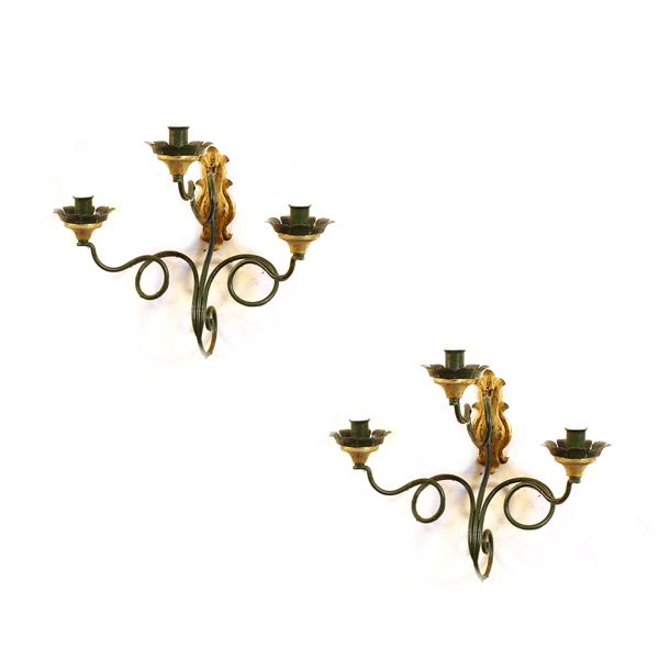 Coppia di appliques a tre luci in ferro dorato e verniciato