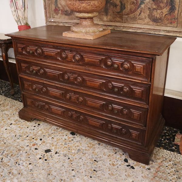 Cassettone in noce