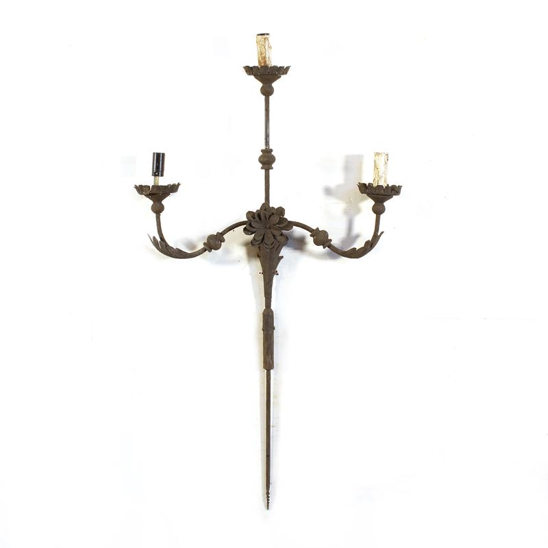 Applique a tre luci in ferro battuto  (Italia, XX sec.)  - Asta Illuminazione e decorazione per interni - San Luca Casa d'Aste