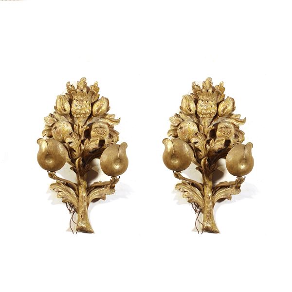 Coppia di appliques a due luci in legno dorato