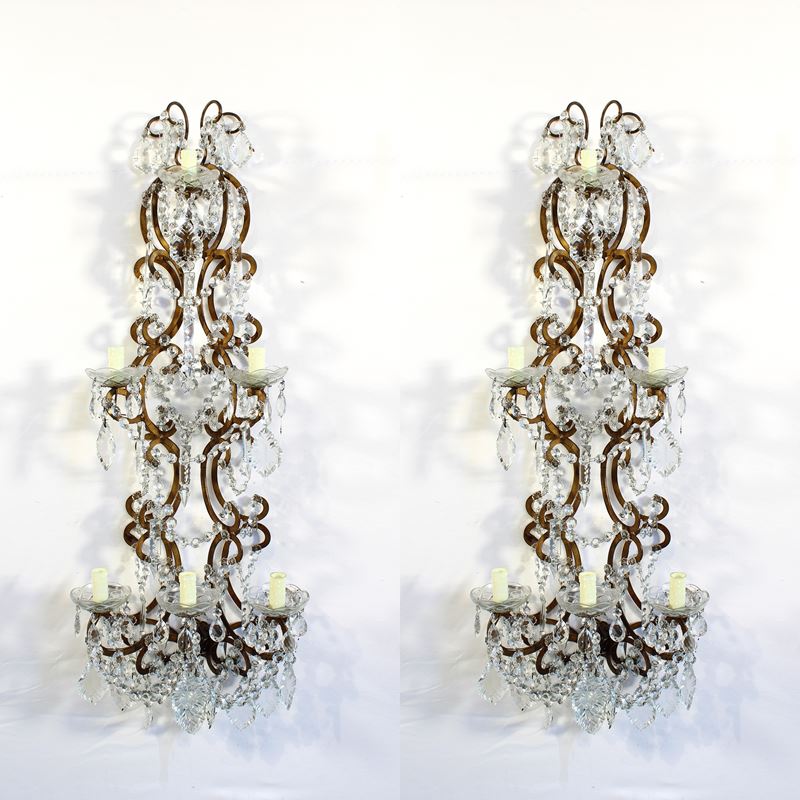 Coppia di appliques a sei luci in ferro dorato e vetro  (Italia, XX sec.)  - Asta Gli Arredi di Villa "Le Marchesane" - San Luca Casa d'Aste