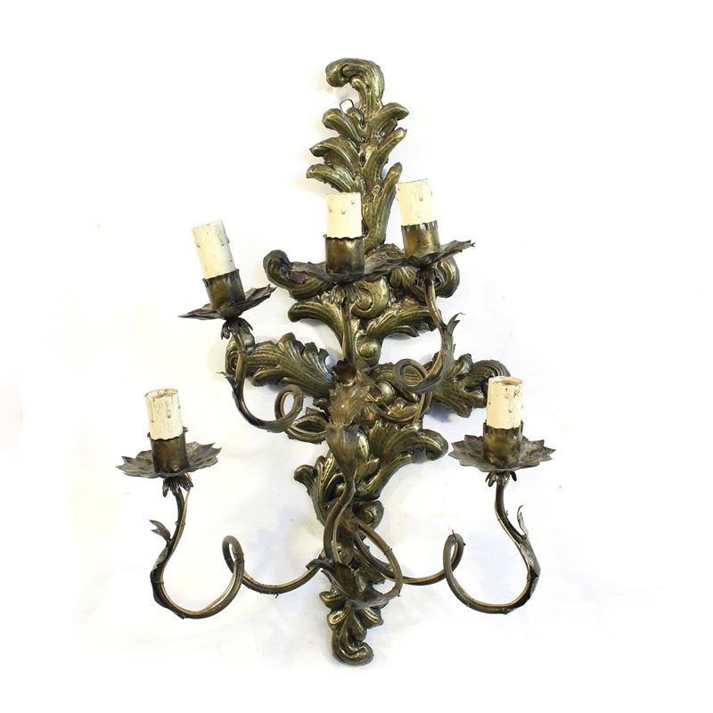 Applique a cinque luci in metallo sbalzato  (Italia, XX sec.)  - Asta Illuminazione e decorazione per interni - San Luca Casa d'Aste