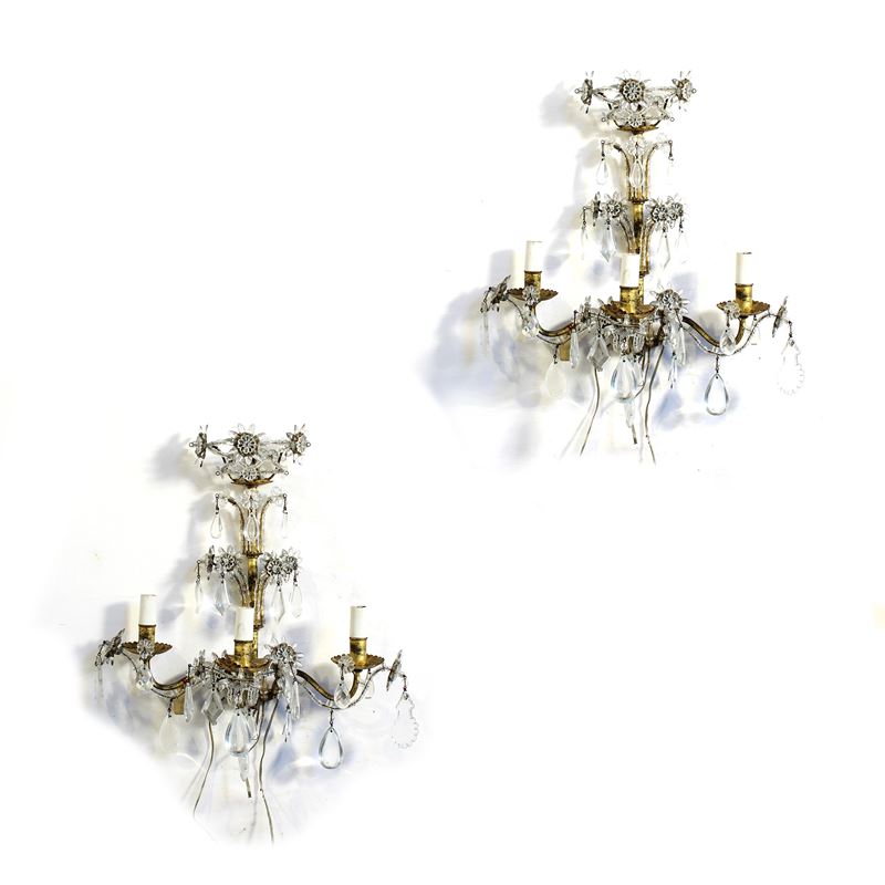 Coppia di appliques a tre luci in ferro dorato  (Italia, XX sec.)  - Asta Illuminazione e decorazione per interni - San Luca Casa d'Aste