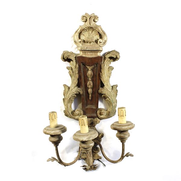 Coppia di appliques a tre luci in legno decapato