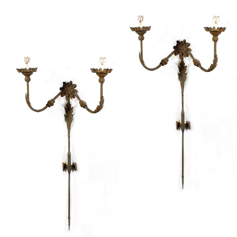 Coppia di appliques a due luci in ferro  (Italia, XX sec.)  - Asta Illuminazione e decorazione per interni - San Luca Casa d'Aste