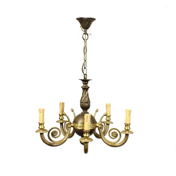 Lampadario a cinque luci in bronzo dorato e brunito