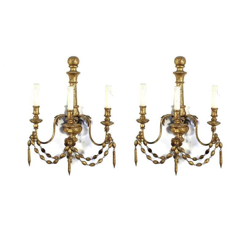 Coppia di appliques a tre luci in legno dorato  (Italia, XX sec.)  - Asta Illuminazione e decorazione per interni - San Luca Casa d'Aste