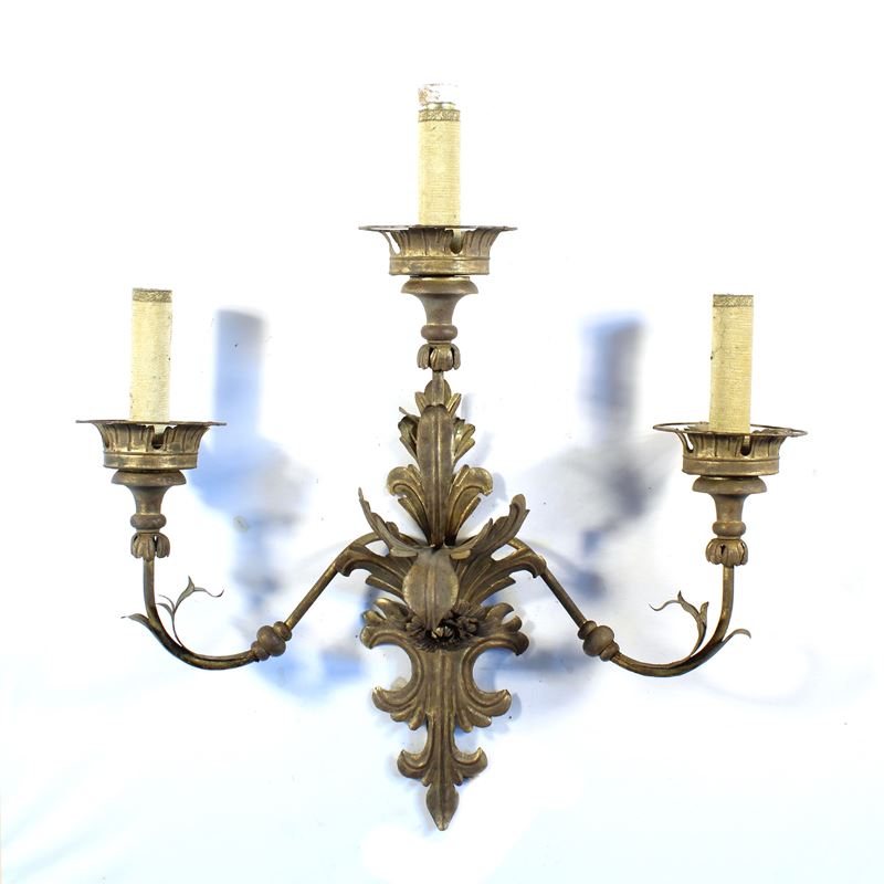 Applique a tre luci in metallo dorato  (Italia, XX sec.)  - Asta Illuminazione e decorazione per interni - San Luca Casa d'Aste