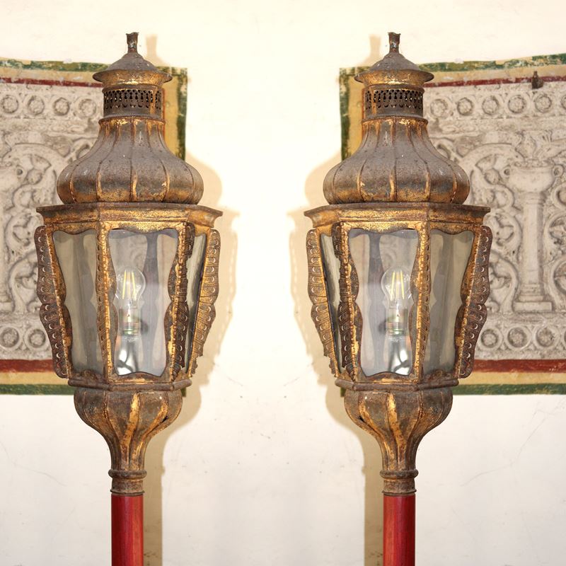 Quattro lampioni in legno e metallo parzialmente dorato  (Italia, XVIII-XIX sec.)  - Asta Gli Arredi di Villa "Le Marchesane" - San Luca Casa d'Aste